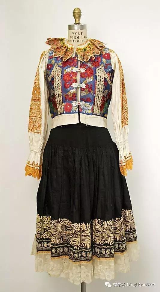 刺繡作品 復(fù)古民族服飾 彩帶亮片裝飾和男士西裝等